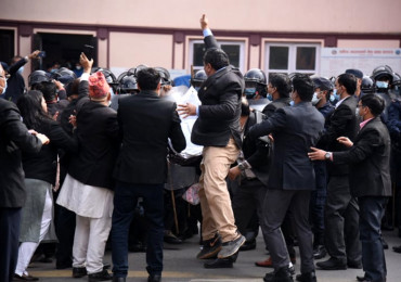 आन्दोलनरत कानून व्यवसायीमाथि बल प्रयोग नगर्न आग्रह